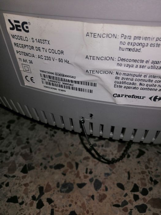 Televisão antiga para peças