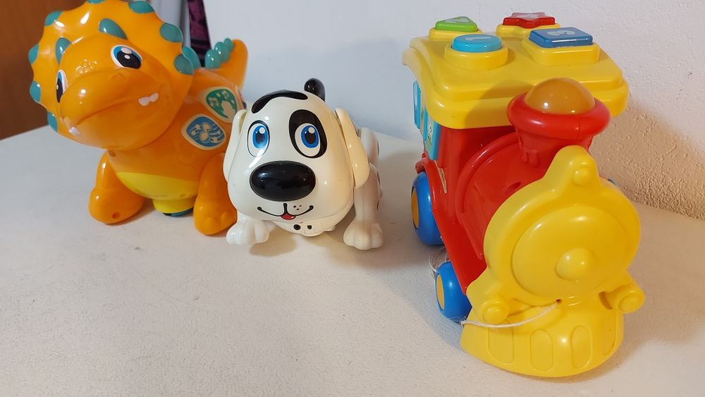 Zestaw 3 zabawek interaktywnych.  Dino, piesek lokomotywa.