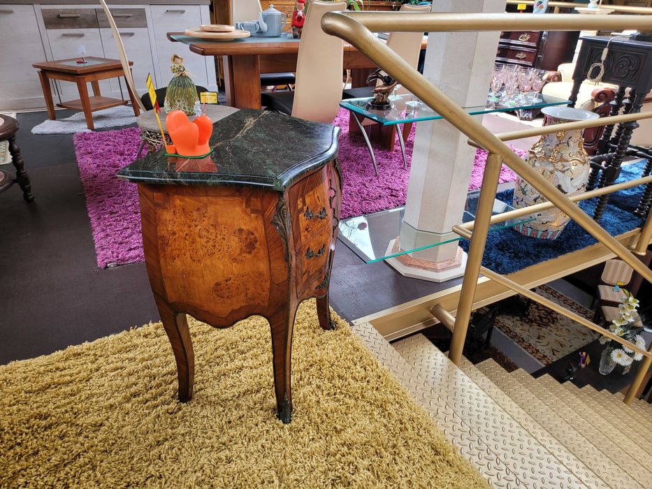 Muito bonita mini cómoda antiga em madeira e tampo em pedra