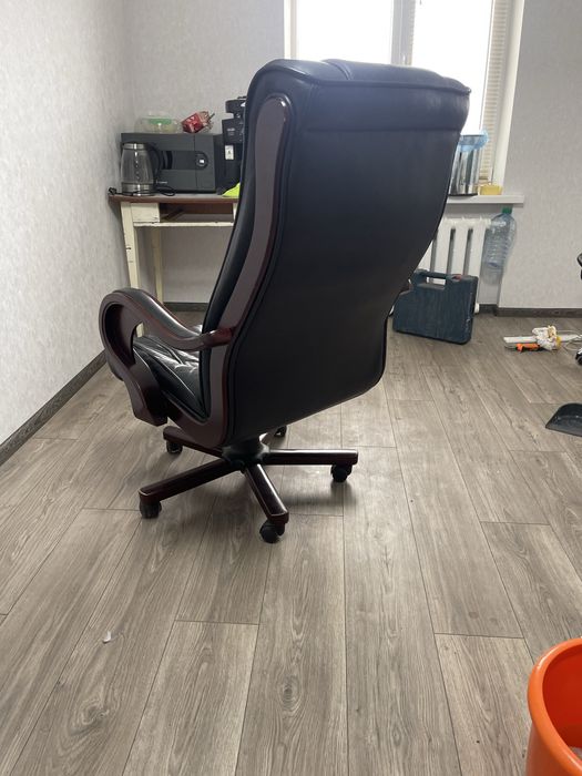 Продам офісне крісло