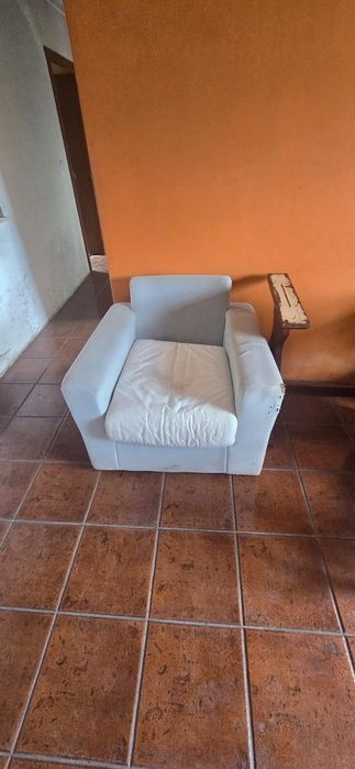 2 poltronas (sofá, cadeirão) em bom estado com marcas de uso