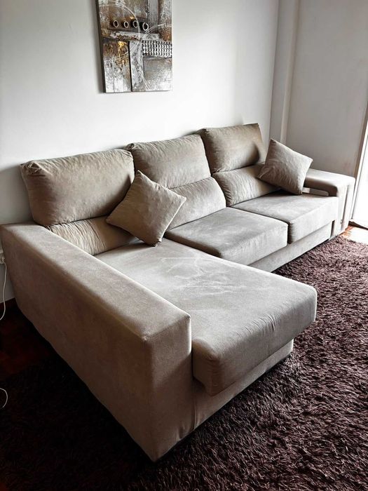 Sofá com chaise longue e arrumação