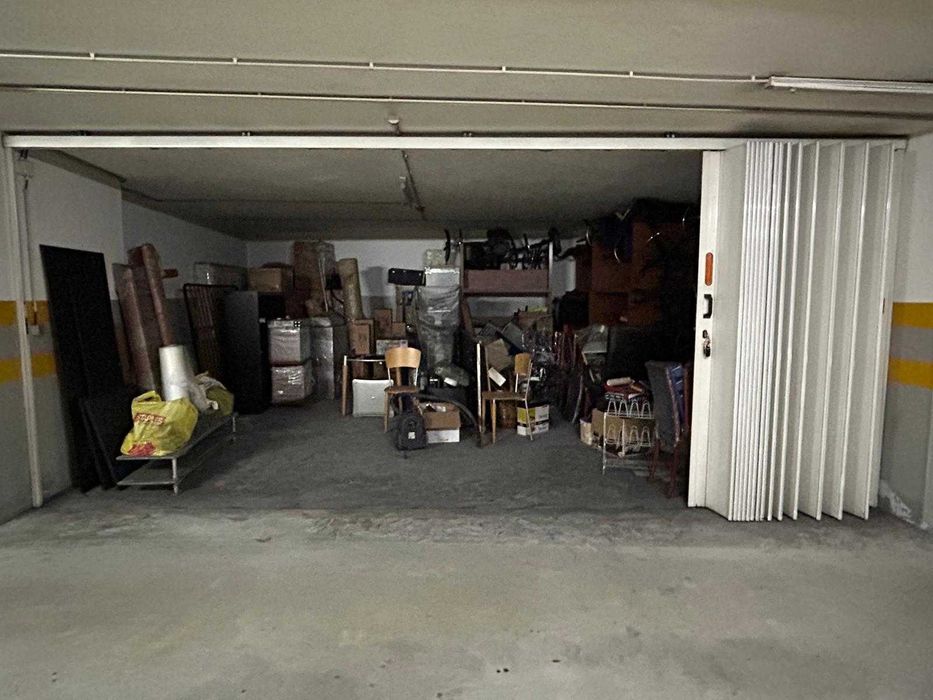 Enclosed Garage 37 m² – Fits 2 Cars with Independent Exit – Vermoim, Maia