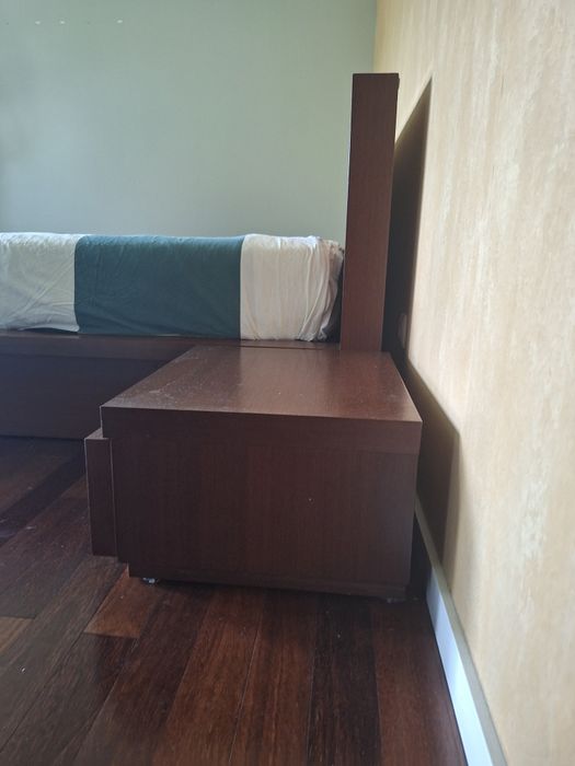 Cama casal  Wengue em madeira maciça