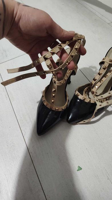 Czarne szpilki odkryte piety