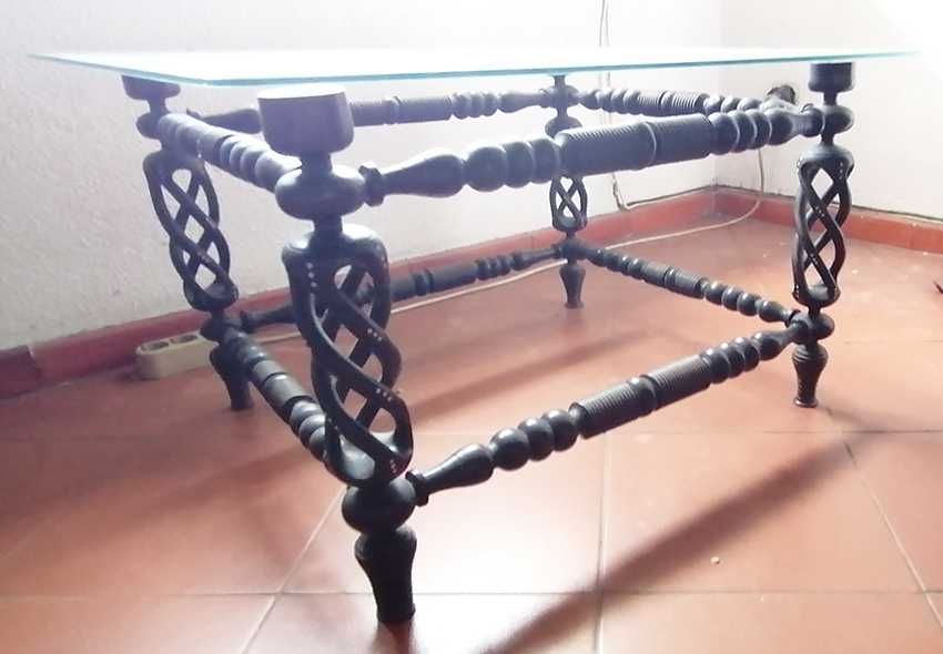 Mesa de pau preto com tampo de vidro