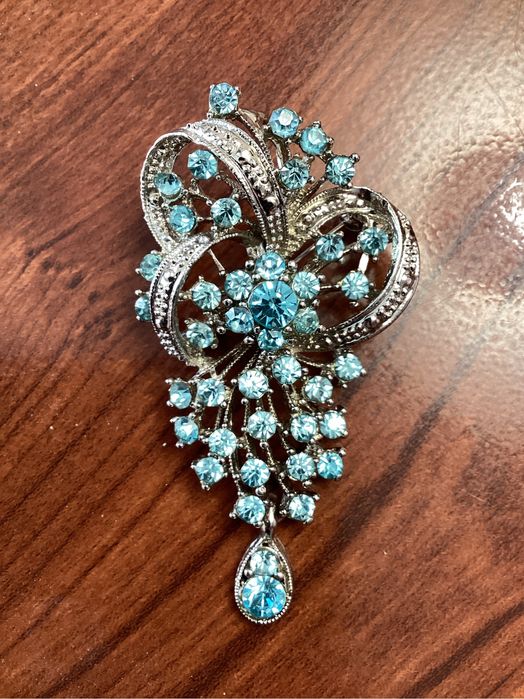 Современная , крупная брошь-кулон.