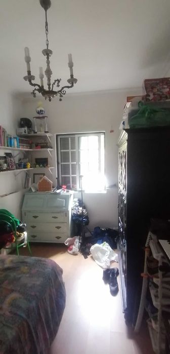 Pequena quinta, casa principal, um anexo e uma divisão externa extra.