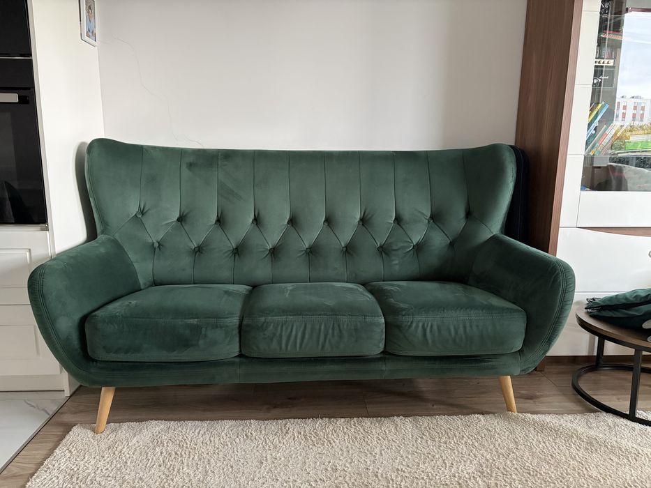 Zielona sofa welurowa