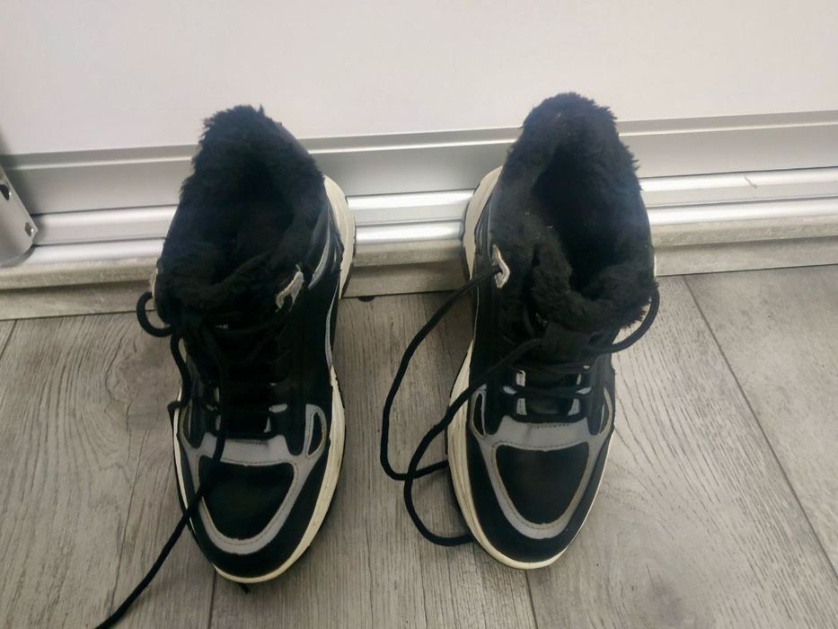 Терміново зимні кросівки на високій підошві