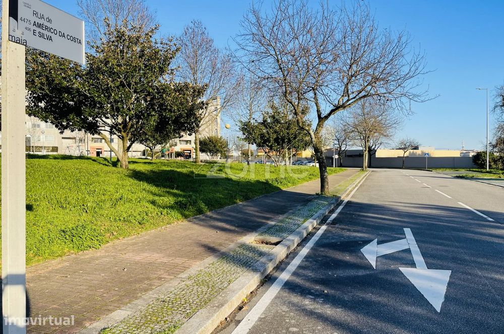 Terreno Urbano para comercio Castelo da Maia-Porto