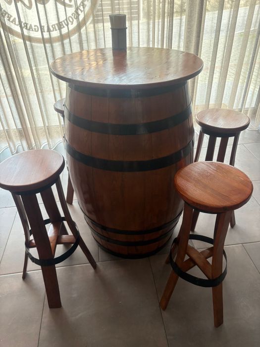 Mesa em Pipo com 4 bancos
