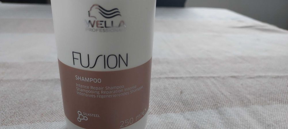 Szampon intensywnie regenerujący Wella Professionals Fusion  250 ml