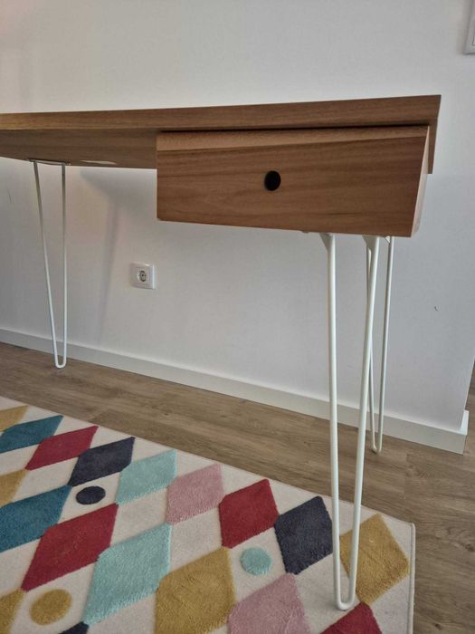 Secretária de madeira e metal da marca Maison du Monde.