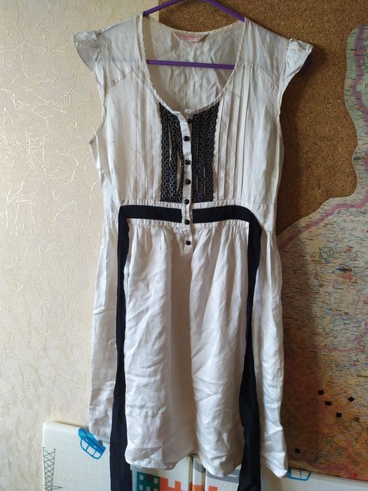 Белое платье с черным кружевом