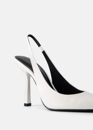 Білі туфлі на підборах із відкритою п’ятою — сучасна класика Bershka