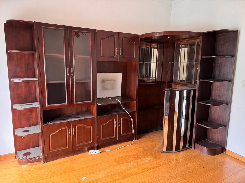 conjunto de móveis de sala de estar/jantar em madeira com um bar de ca