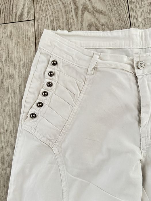 Biale szorty z dżetami