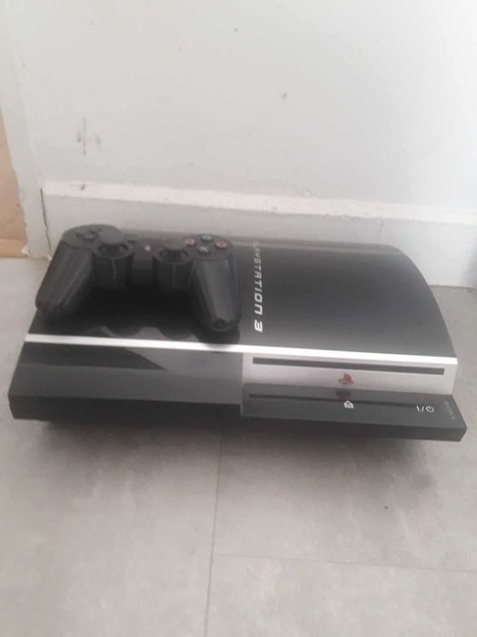 PS3 com comando(avariada para peças)