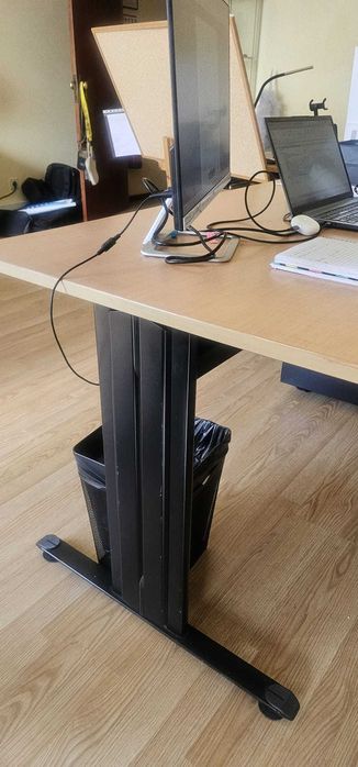 Secretária em faia com superfície de melamina, com dimensões de 160x80 cm + bloco de gavetas por 50 €