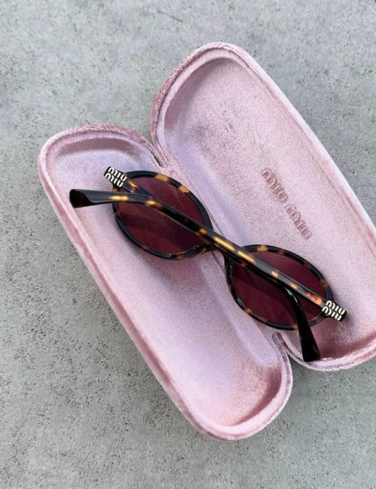 Сонцезахісні окуляри, солнцезащитные очки в стилі miu miu