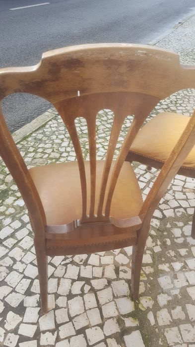 2 cadeiras  em madeira  acento  em napa em bom estado