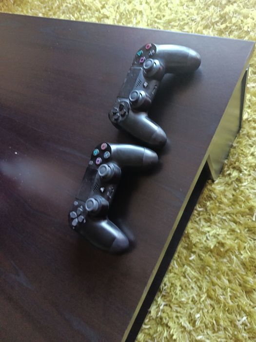 Playstation 4 com comandos incluído