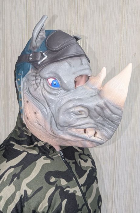 Маска шолом носорога