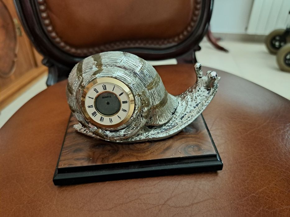 Relógio caracol e carro mercedes em cristal