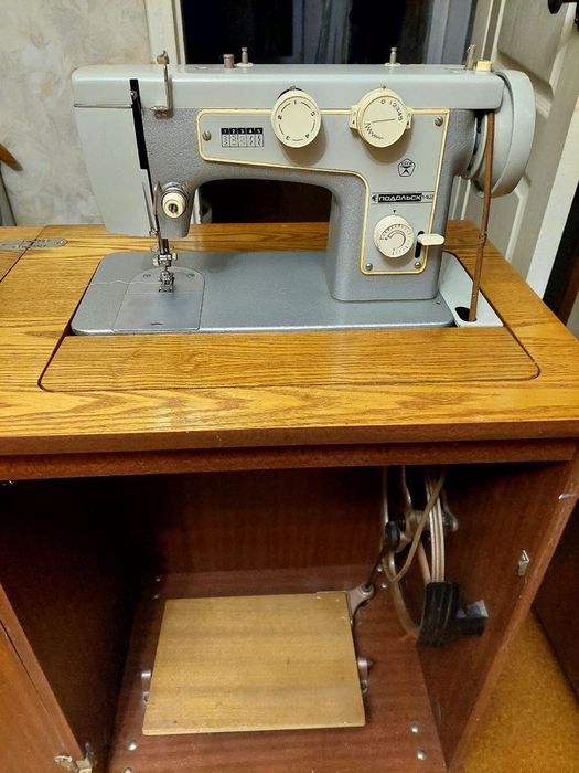 Подольск 142, швейна машина з тумбою