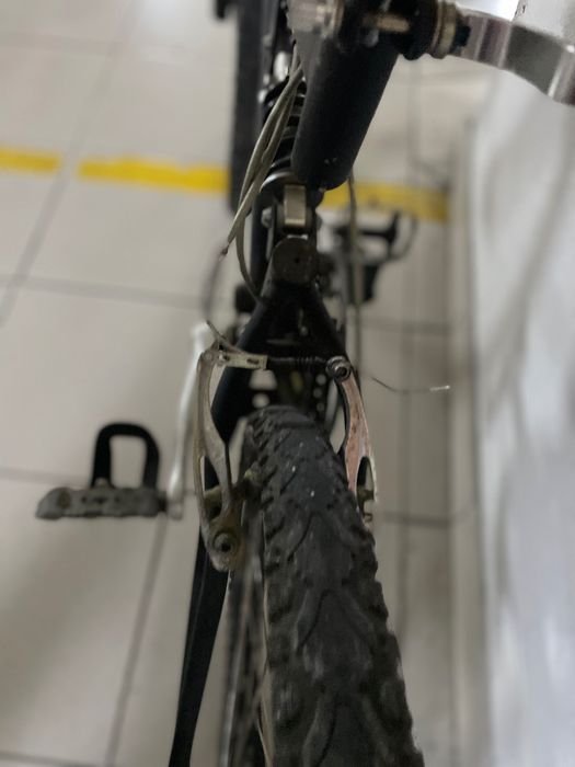 Bicicleta preta amortecedor frente/cebtro