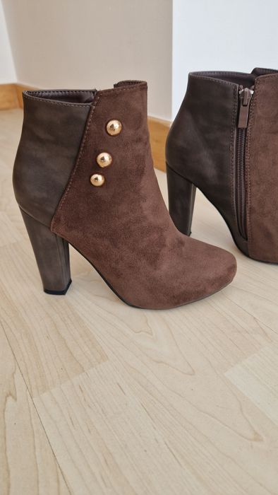 Botas castanhas salto alto, tamanho 35