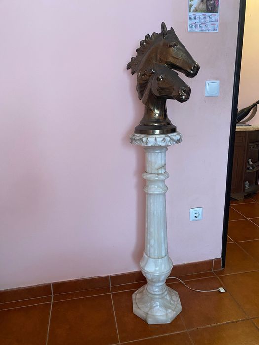 Coluna pedra decorativa cavalos - eletrificada