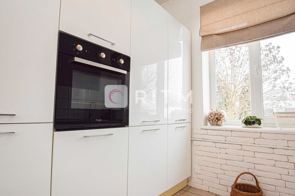 Оренда сучасного будинку, що поєднує затишок та функціональність.