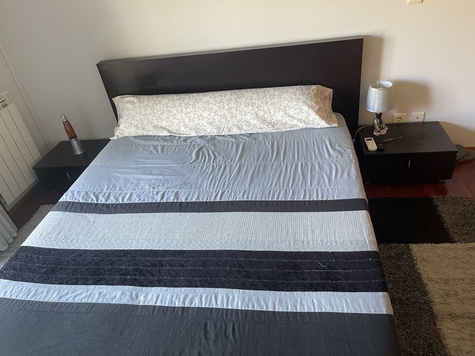 Cama 1.80 por 2, 2 mesinhas, colchão e estrado