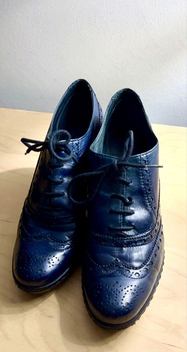 Sapatos em azul marinho de salto da Exé