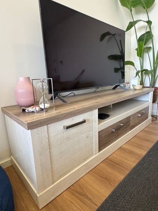 Móvel de TV madeira e branco