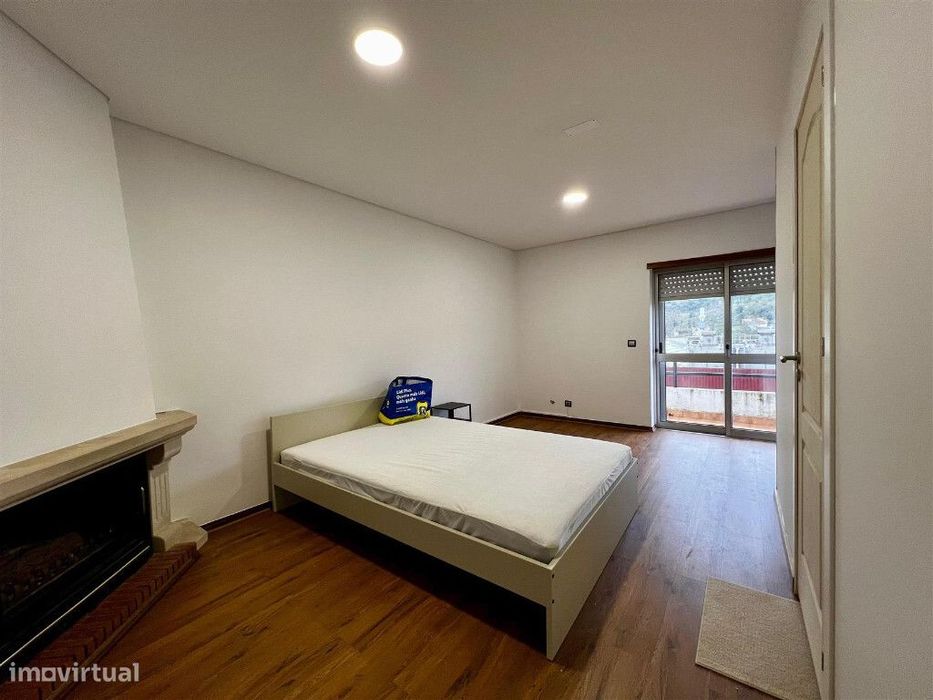 Apartamento T3 com aparcamento em zona de Coselhas