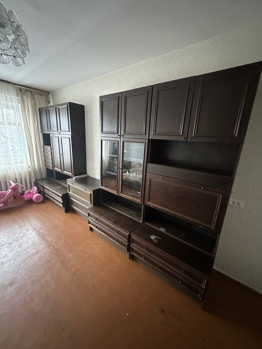 Шкаф и 5 стульев и мебельная стенка