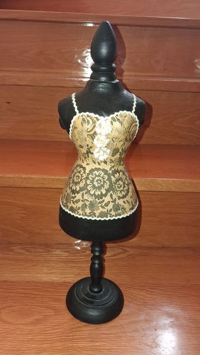 Busto suporte estatueta  para colares muito bonito 44 cm