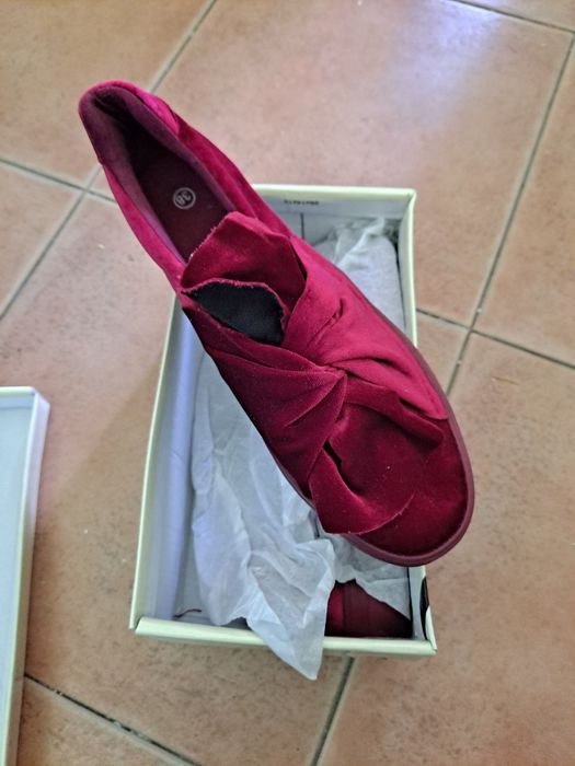 Sapatilhas em veludo vermelho