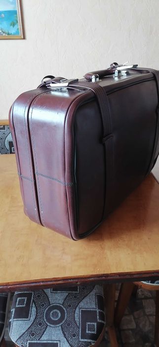 Большой кожаный чемодан.