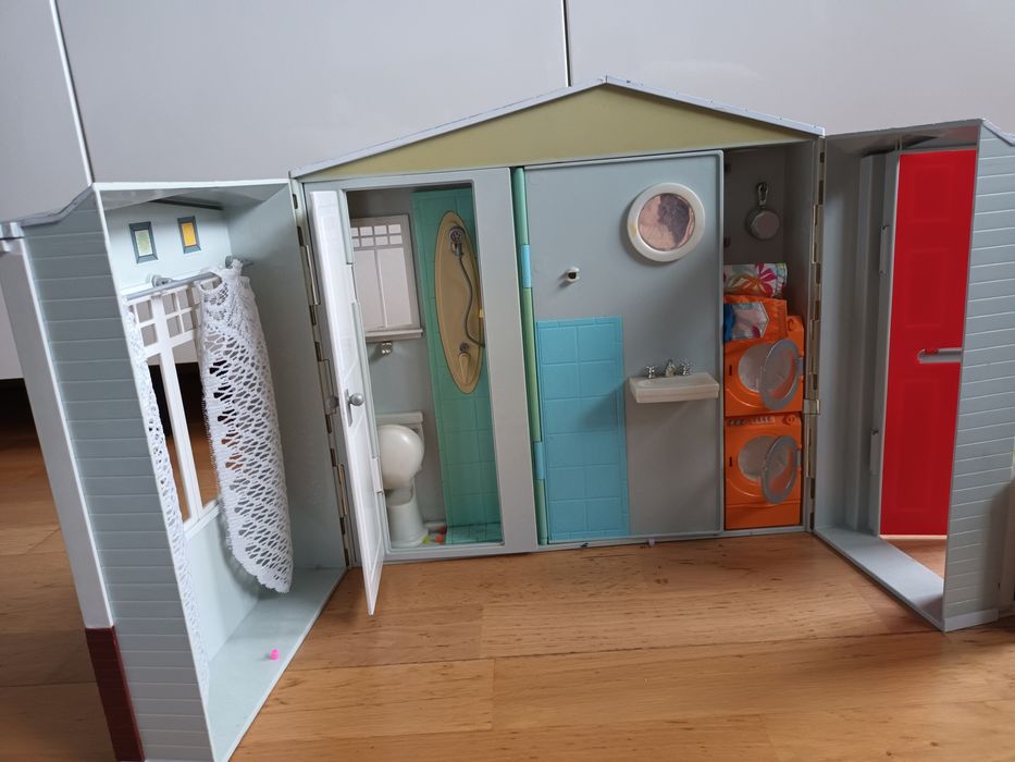 Domek rozkładany dla lalek.