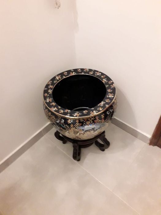Vaso pintado à mão com suporte