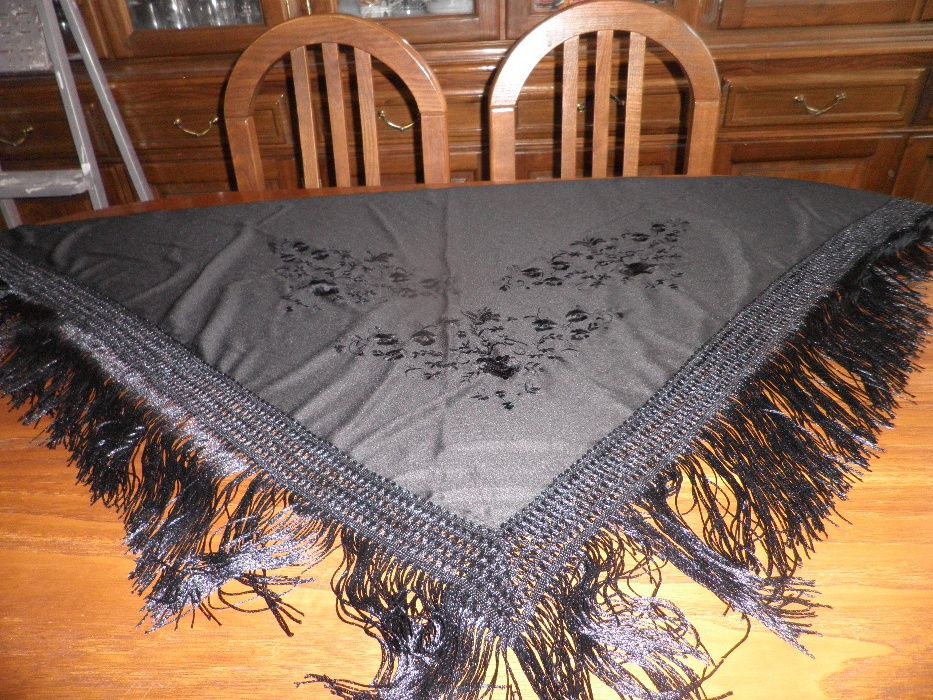 Lenços bordados novos em triangulo cada um 9,00