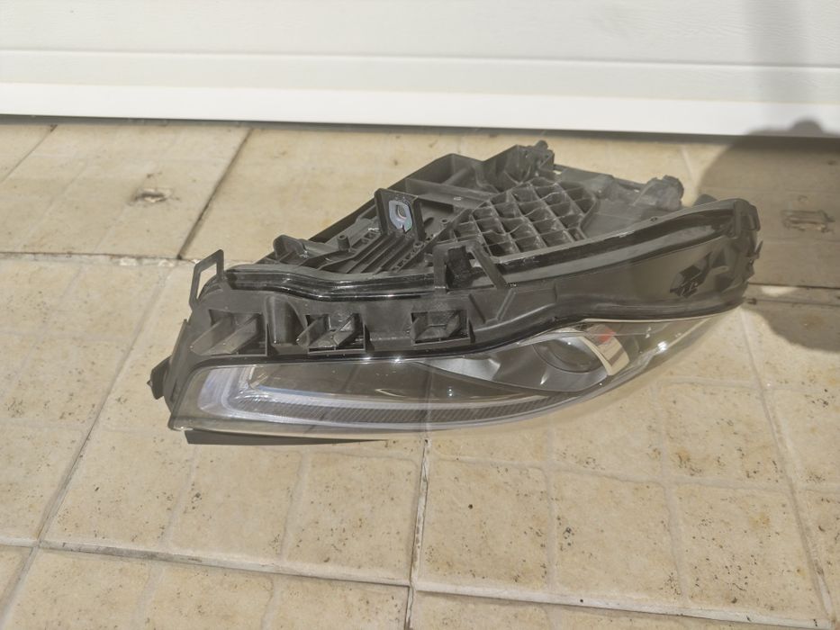 Farol Mercedes cla w118