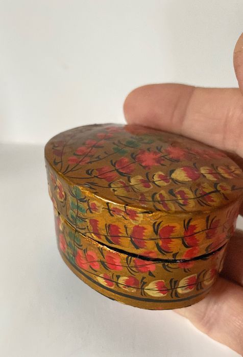 Pequena e linda caixa antiga.