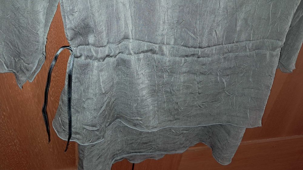 Blusa cerimónia em tecido leve.