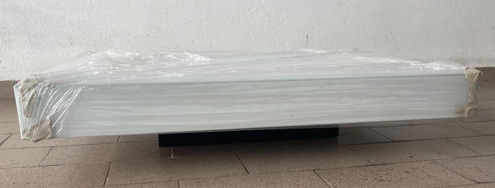 Mesa de centro/apoio em madeira com vidro serigrafado branco
