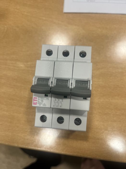 Disjuntor trifasico novo